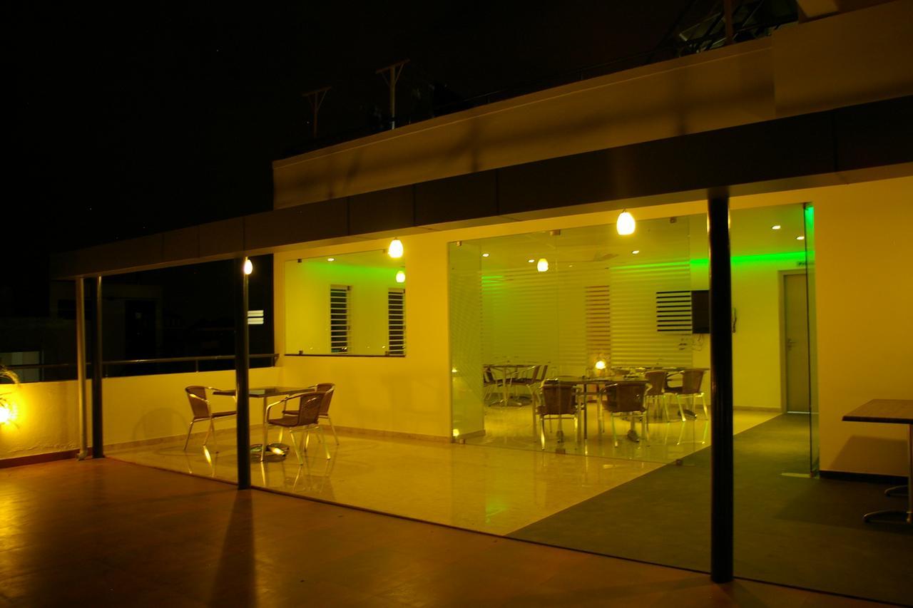Roseline Suites Bangalore Buitenkant foto